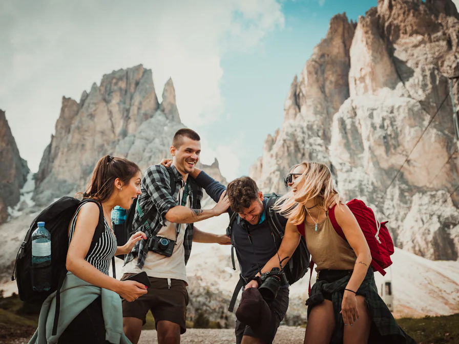 Grup de prieteni în vacanță la munte
